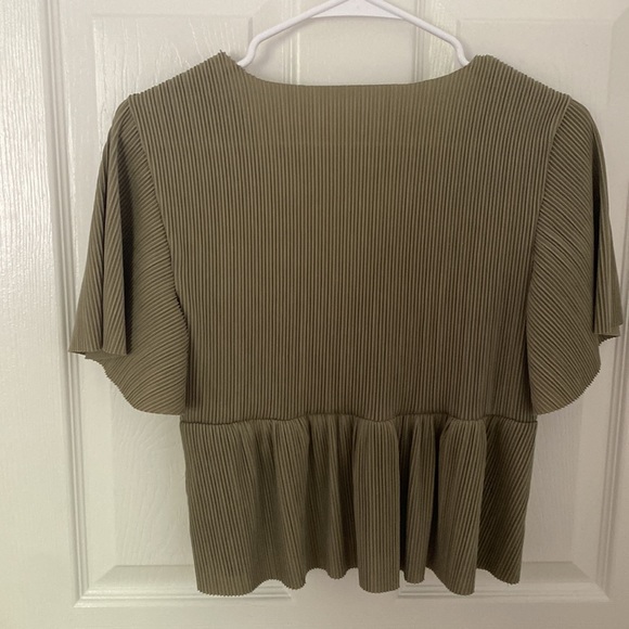 Frilly crop top - Picture 2 of 2